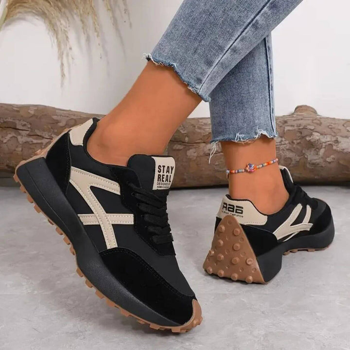 Women's panelled lace-up sneakers with textured sole